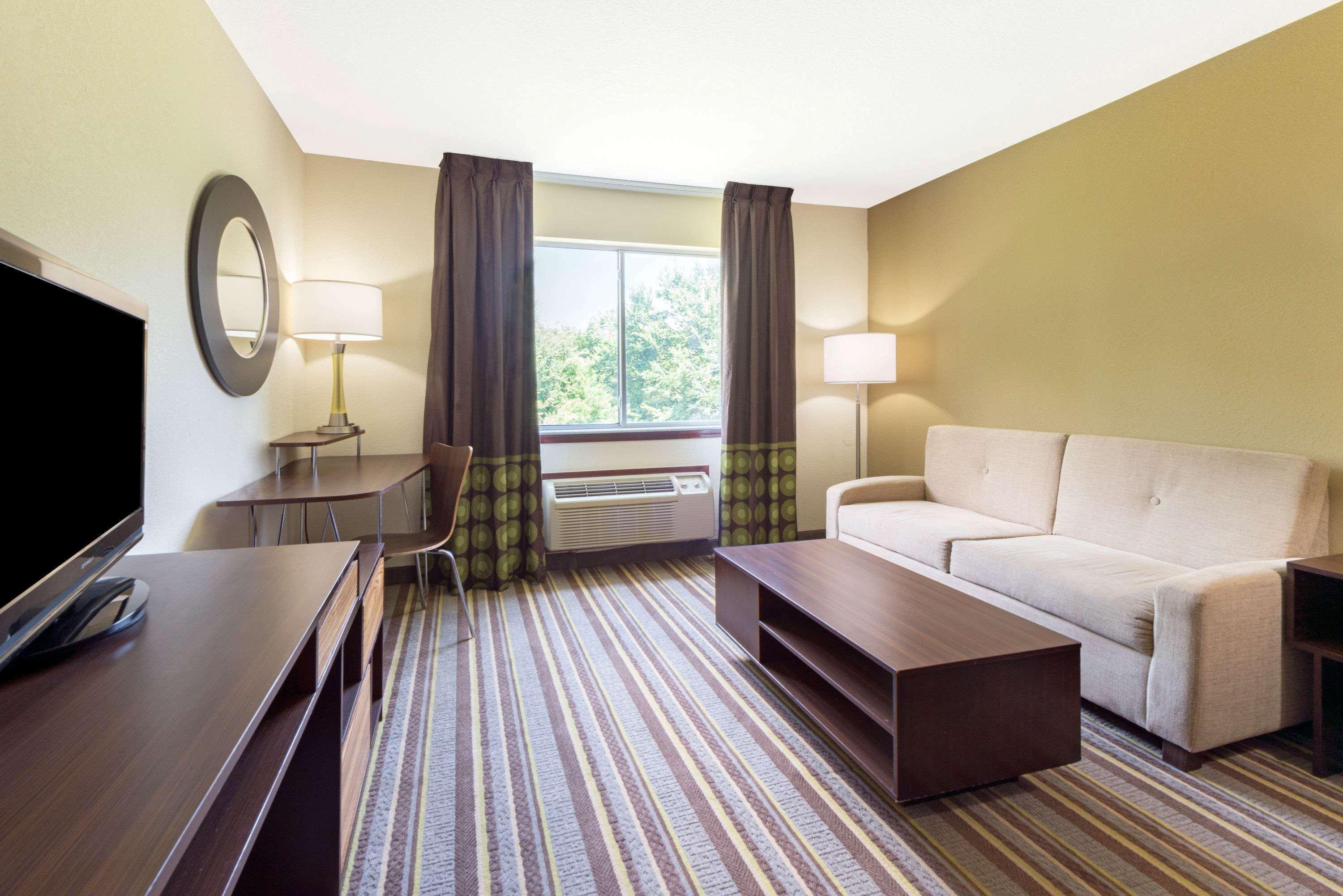 Super 8 By Wyndham Perry Hotell Exteriör bild