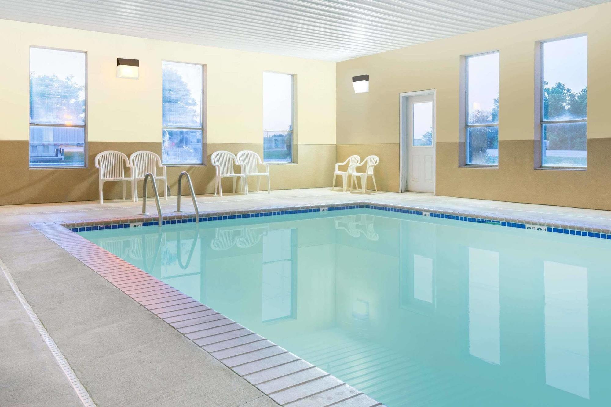 Super 8 By Wyndham Perry Hotell Exteriör bild