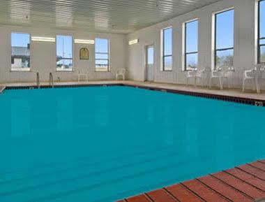Super 8 By Wyndham Perry Hotell Exteriör bild